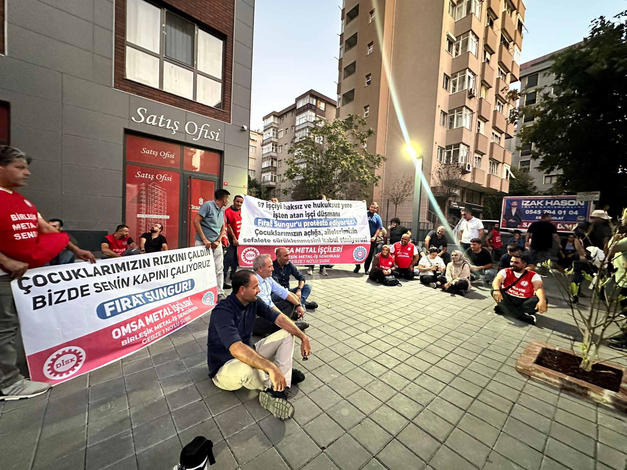 Grevdeki Omsa işçilerinden tarihi eylem! İstanbul’daki evinin önünde…!