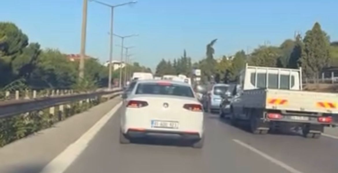 İzmit trafiği felç oldu. Sebebiyse…