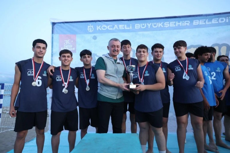 Sekapark’ta Plaj Şenlikleri Coşkusu: Başkan Büyükakın Gençlerle Sahada