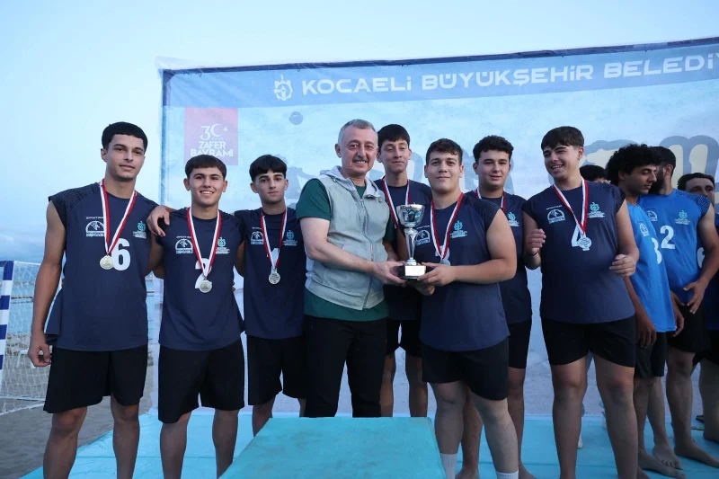 Sekapark’ta Plaj Şenlikleri Coşkusu: Başkan Büyükakın Gençlerle Sahada