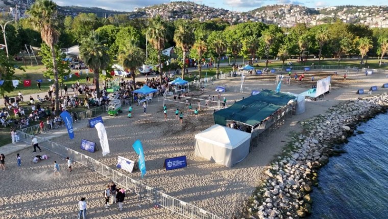 Sekapark’ta Plaj Şenlikleri Coşkusu: Başkan Büyükakın Gençlerle Sahada