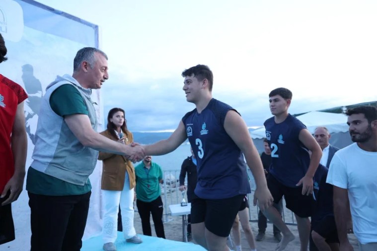 Sekapark’ta Plaj Şenlikleri Coşkusu: Başkan Büyükakın Gençlerle Sahada