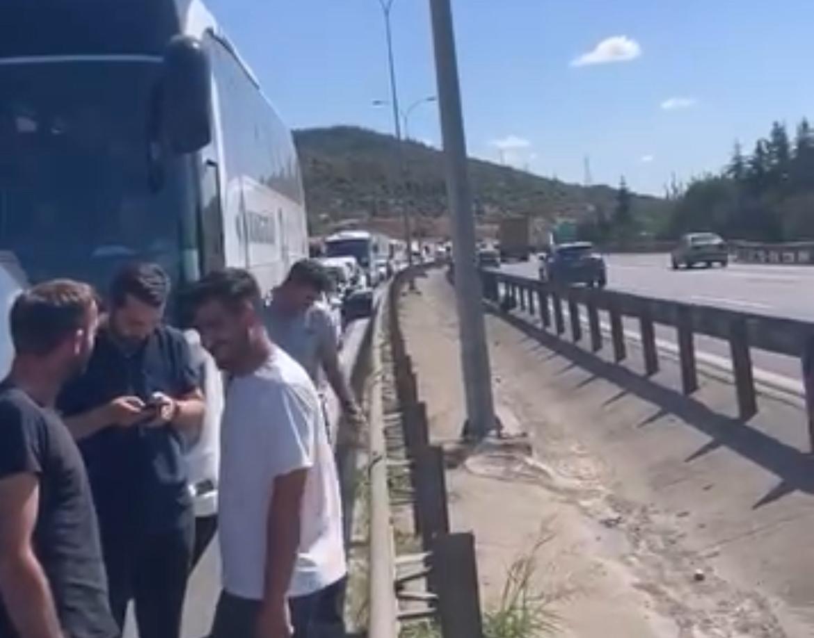 4 saattir trafikteler. İsyan ediyorlar!