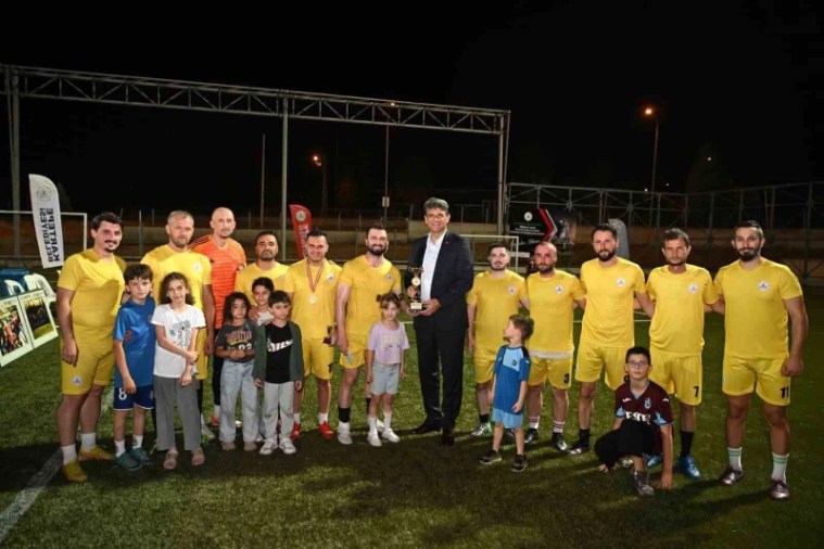 Kartepe’de Birimler Arası Turnuvanın Şampiyonu Gençlik ve Spor Hizmetleri Müdürlüğü Oldu