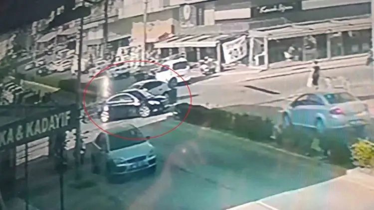 Aynı kavşakta peş peşe yapılan kazalar kameralara böyle yansıdı!
