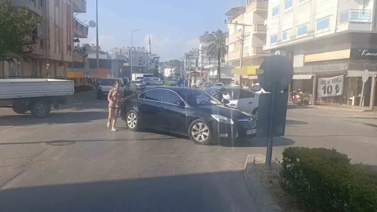Aynı kavşakta peş peşe yapılan kazalar kameralara böyle yansıdı!