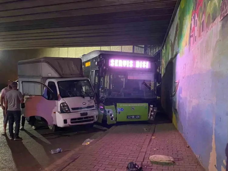 Halk otobüsü ile kamyonet birbirine girdi! Neyse ki…