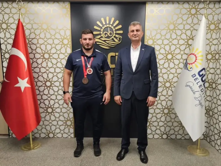 Gölcük’ün Gururu Abdulrefik Öner, Başpehlivanlık Unvanını Kazandı