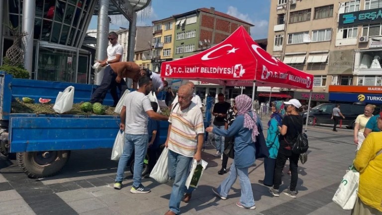 Kocaeli’de Bir Kamyon Dolusu Dayanışma: Karpuzlar Ücretsiz Dağıtıldı