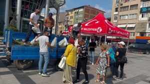 Kocaeli’de Bir Kamyon Dolusu Dayanışma: Karpuzlar Ücretsiz Dağıtıldı