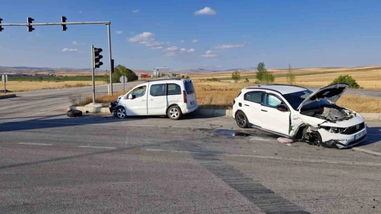 Çorum Alaca’da Kavşakta Feci Kaza: 10 Kişi Yaralandı