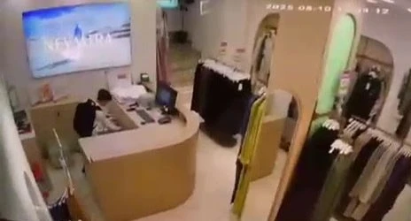 Gebze’de Mağazada Çocuğun Cep Telefonu Hırsızlığı Kameralara Yansıdı