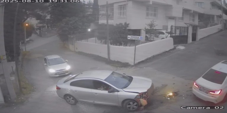 Ambulansın peşine takıldı, işte böyle kaza yaptı!