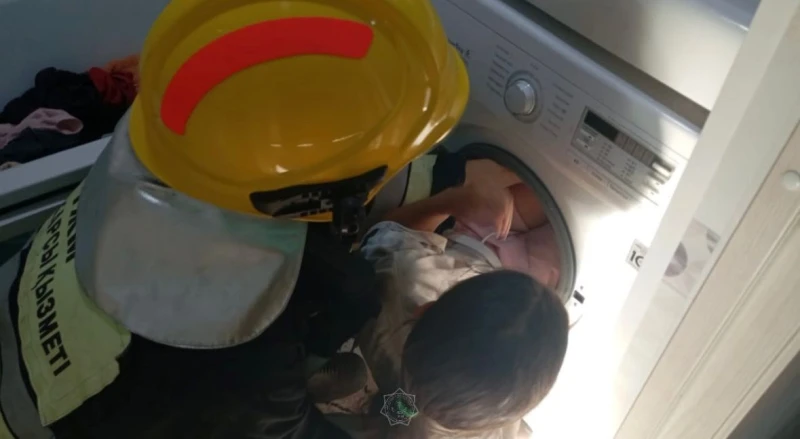 Kazakistan’da Oyun Sırasında Çamaşır Makinesine Sıkışan Çocuk Kurtarıldı