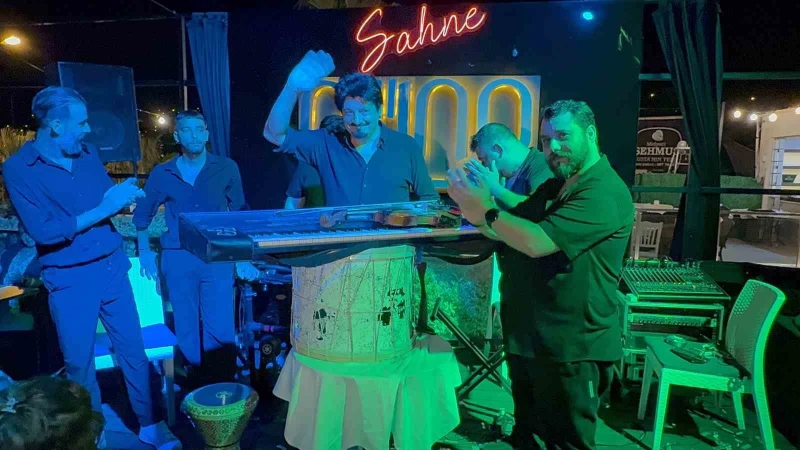 Bodrum’da Sanatçının Davul Kırarak Sahneden İnişi Olay Oldu