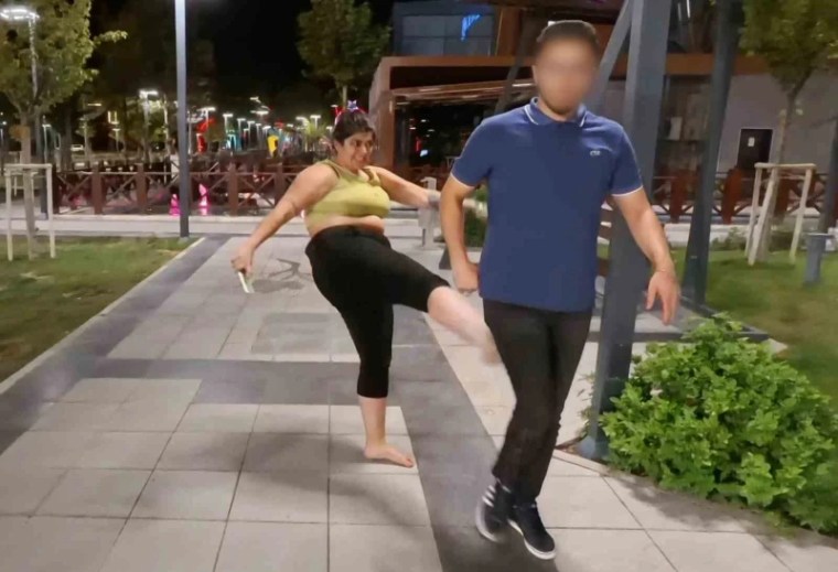 “Tecavüz Ediyorlar” Diye Çığlık Attı, Yardım Edenlere Saldırdı