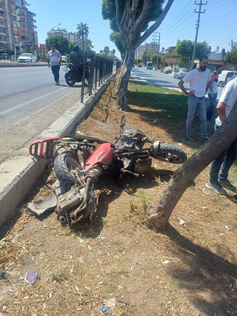 Tarsus’ta Minibüs ile Motosiklet Çarpıştı: 1 Kişi Hayatını Kaybetti, 2 Yaralı