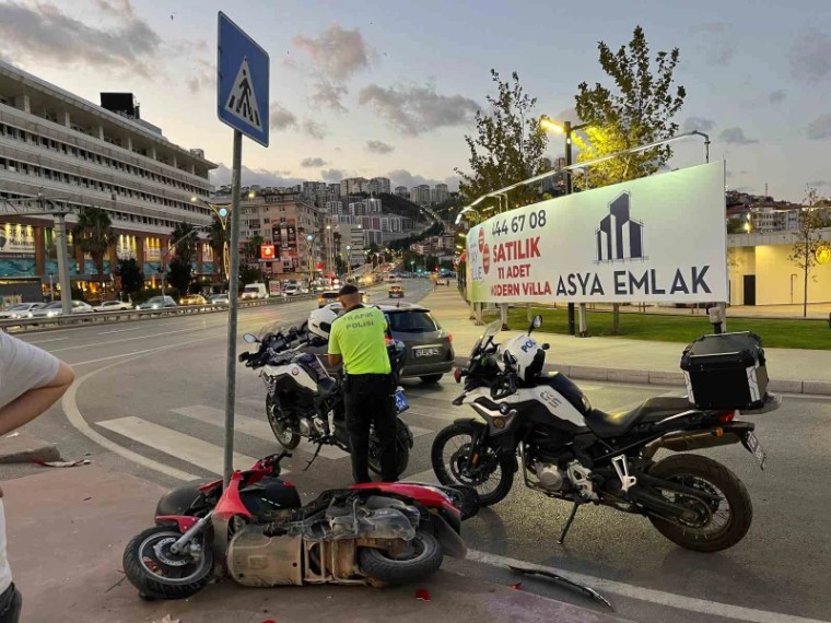 İzmit’te Motosiklet Trafik Levhasına Çarptı: Biri Ağır İki Yaralı
