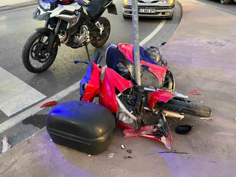 İzmit’te Motosiklet Trafik Levhasına Çarptı: Biri Ağır İki Yaralı