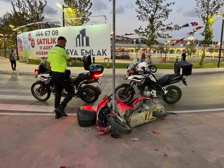 İzmit’te Motosiklet Trafik Levhasına Çarptı: Biri Ağır İki Yaralı