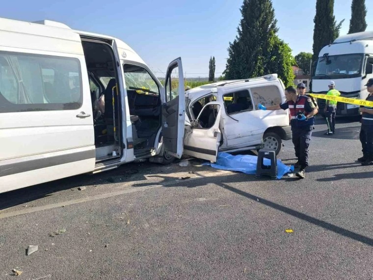 İzmir Kemalpaşa’da Korkunç Kaza: Bir Kişi Hayatını Kaybetti, On Üç Yaralı