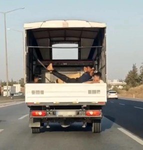 Adana’da Kamyonet Kasasında Tehlikeli ve Renkli Yolculuklar
