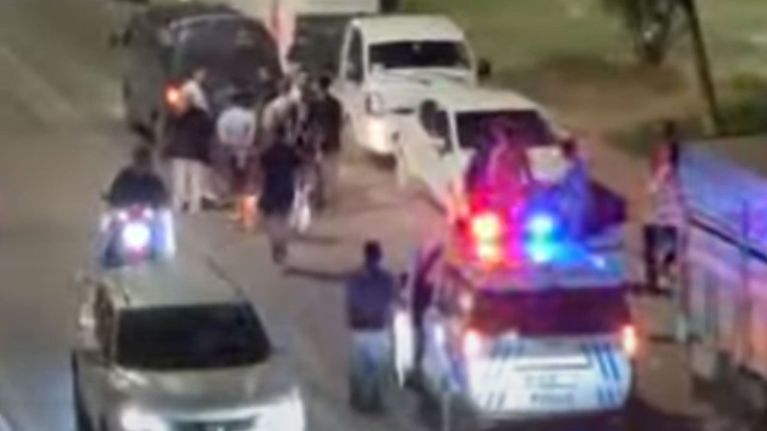 Karamürsel karıştı! Sokak ortasında yumruk yumruğa kavga