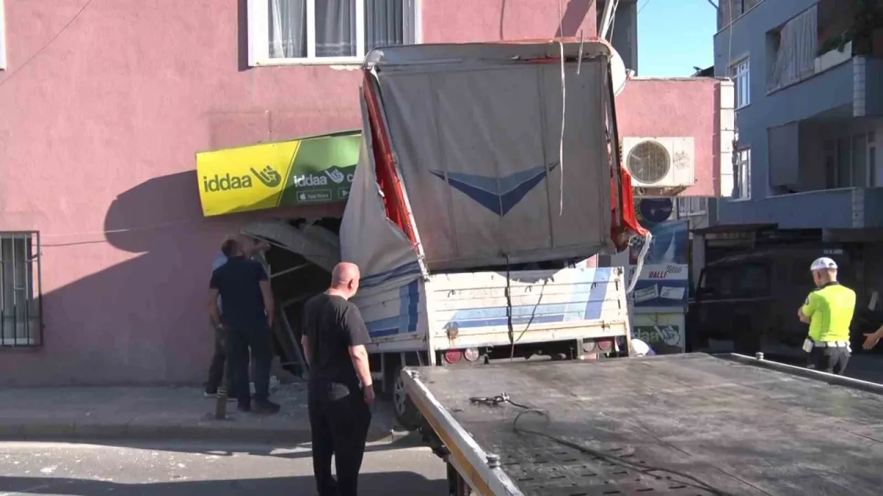 Üsküdar’da freni patlayan kamyonet ganyan bayisine daldı
