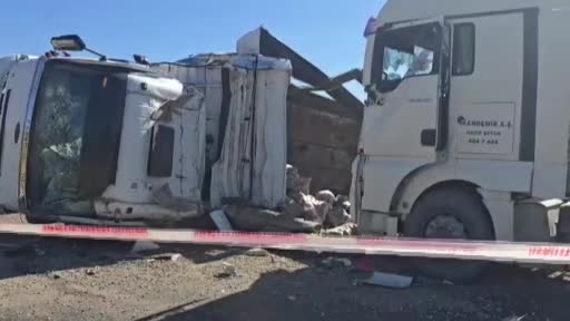 Kamyonlar kafa kafaya çarpıştı: 2 kişi yaralı