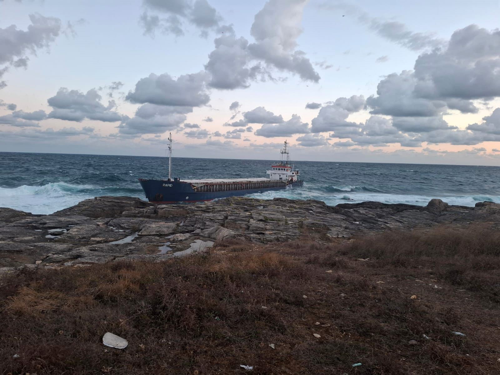 Karaya oturan gemiden 7 personel tahliye edildi
