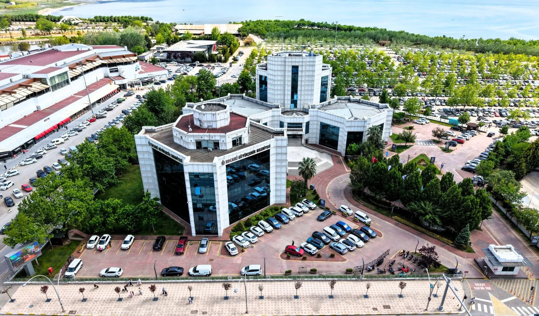 Başkan yardımcısıydı. Artık Kocaeli Büyükşehir’de