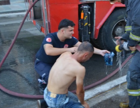 Valilik önünde şok girişim: İşten çıkarılan genç kendini yakmak istedi