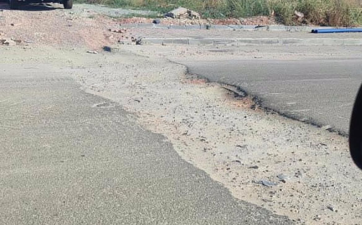Gölcük’teki bu çukur araçlara ciddi zarar veriyor