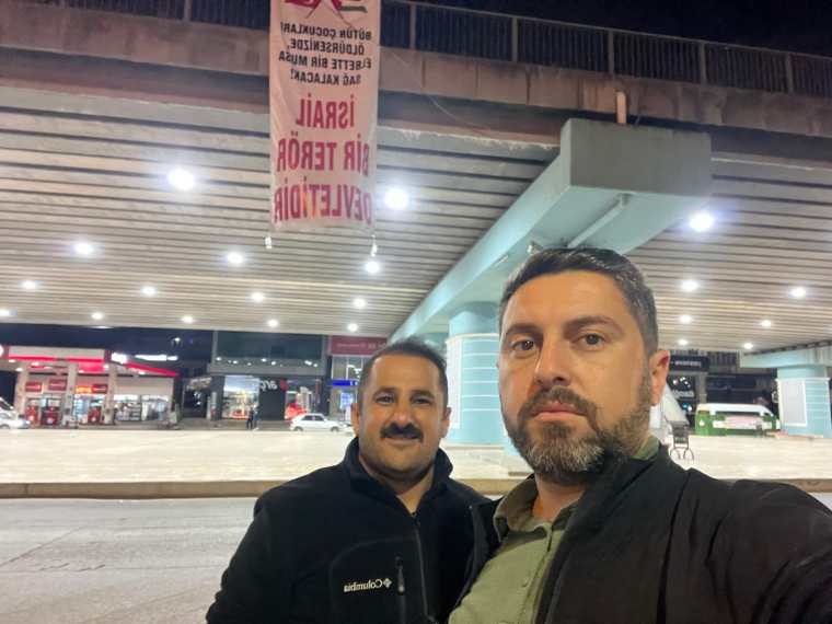 Körfez’de pankartlı tepki: “İsrail bir terör devletidir”