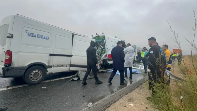 Jandarma aracına çarpan minibüs 2 askerimizi şehit etti