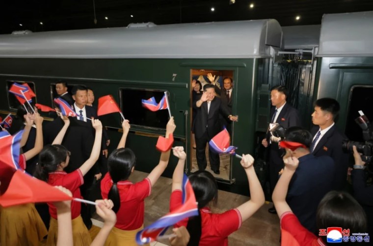 Çin Lideri Xi Jinping ile Kuzey Kore Lideri Kim Jong-Un Pekin’de Bir Araya Geldi