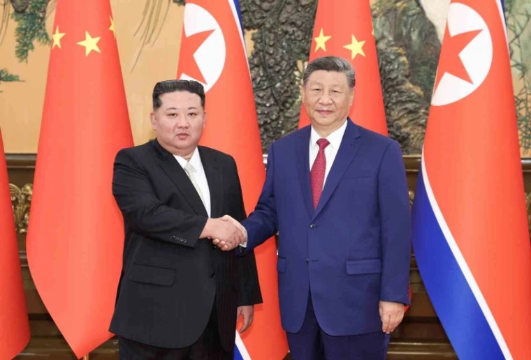 Çin Lideri Xi Jinping ile Kuzey Kore Lideri Kim Jong-Un Pekin’de Bir Araya Geldi