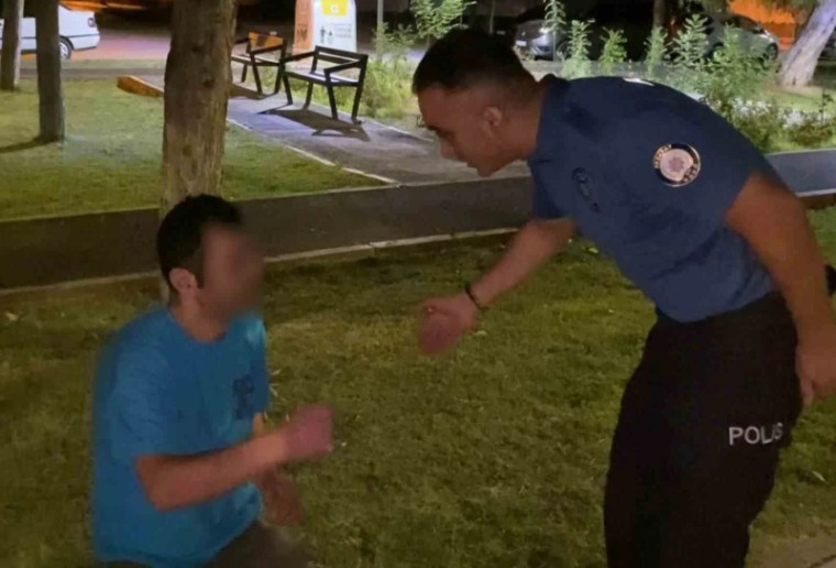 Polis varsa kalkarım dedi, kalktı