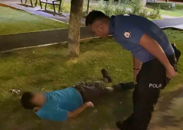 Polis varsa kalkarım dedi, kalktı