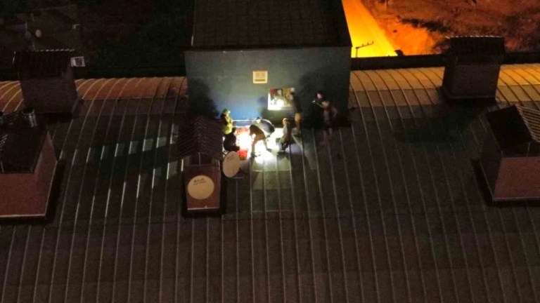 Genç kızı kurtarmaya çıktılar, hep beraber mahsur kaldılar