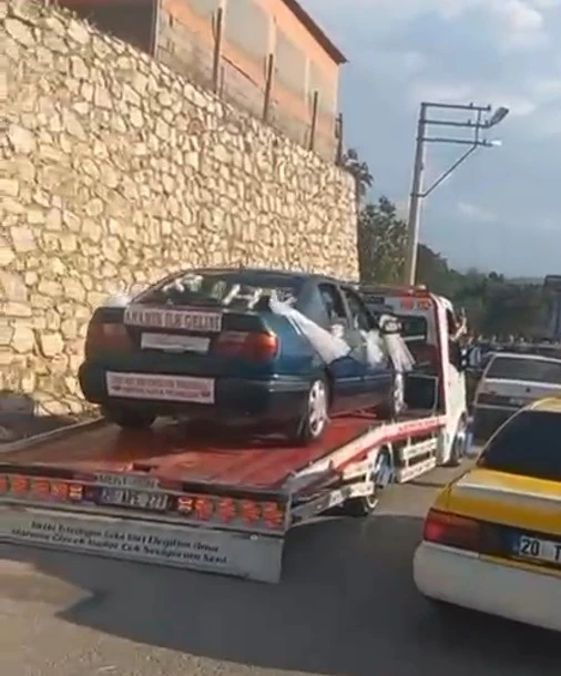 Gelin Arabası Bozuldu, Konvoyu Çekiciyle Tamamladılar
