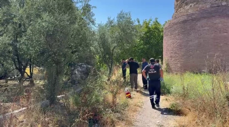 Tarihi Surların Dibinde Erkek Cesedi Şoku