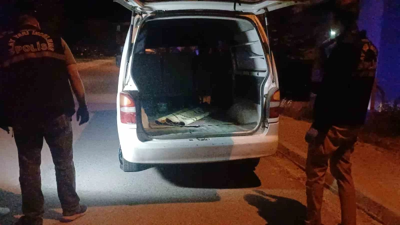 ‘Dur’ ihtarına uymadığı gibi bir de polisi ezdi!