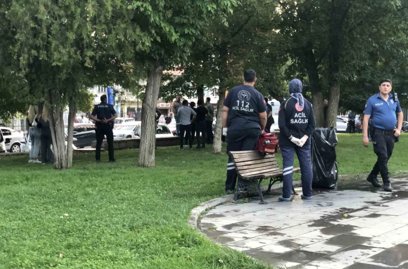 Herkese açık parkta, kızlarının önünde boğazına bıçağı dayadı