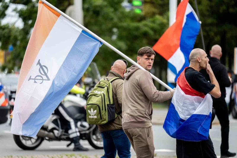 Hollanda’da Göçmenlik Karşıtı Gösterilerde Polisle Şiddetli Çatışma