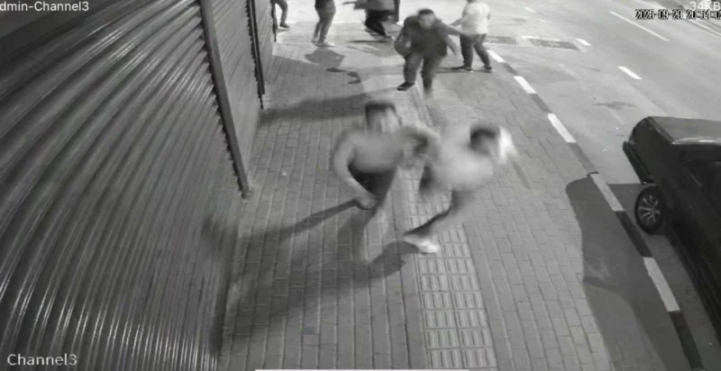 Kalabalığın içinde başından vuruldu