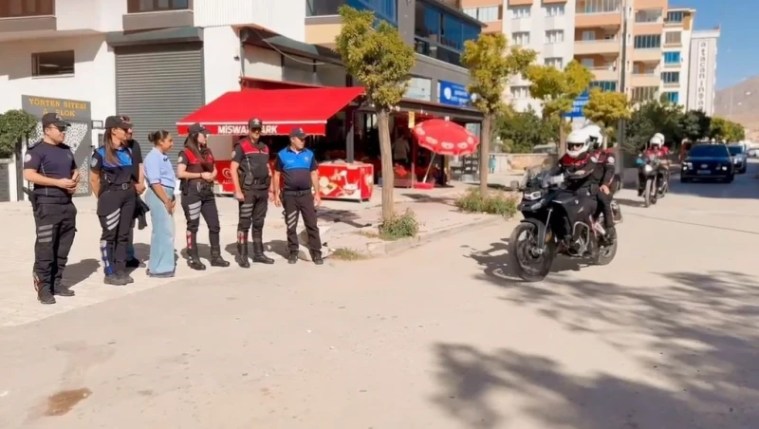 Polis küçük kız çocuğunun hayallerini gerçekleştirdi