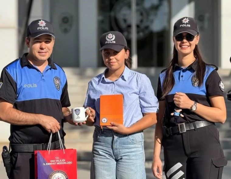 Polis küçük kız çocuğunun hayallerini gerçekleştirdi