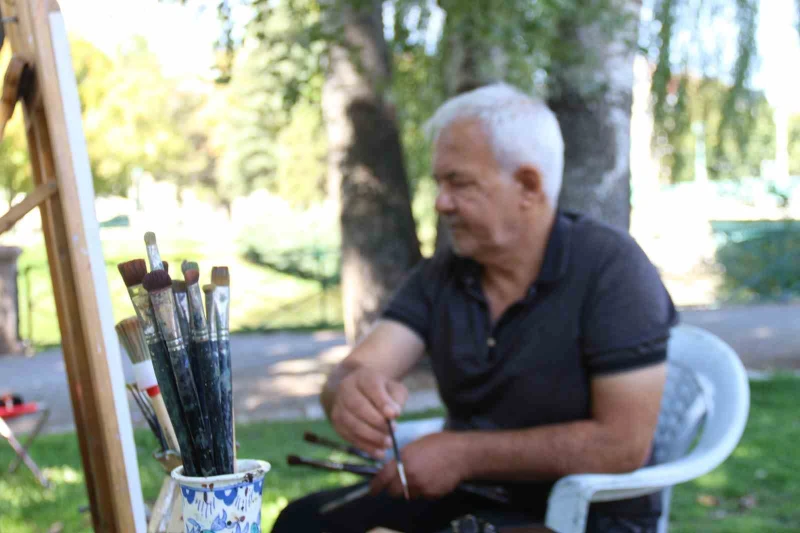 Ressamın dostu karga oldu