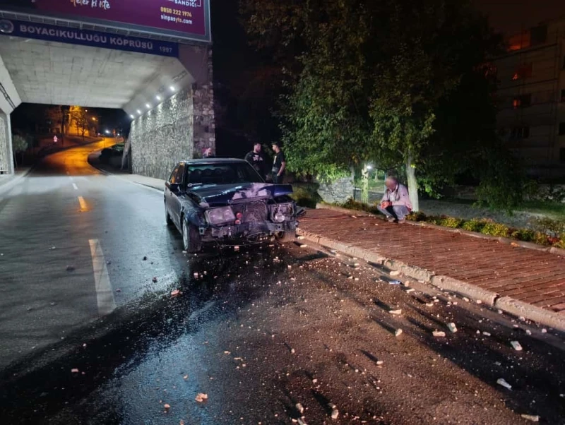 Mercedesi’yle direğe çarptı, sonra da kaçtı